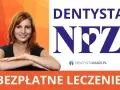 Uśmiechnięta kobieta z rudymi włosami, obok logo "DENTYSTA NFZ". Bezpłatne leczenie, gdy z bólem zęba w nocy.