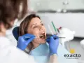 Kobieta w 3 trymestrze ciąży z bólem zęba u dentysty.