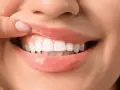 Bolące dziąsła: Jak szybko znaleźć ulgę i kiedy iść do dentysty?