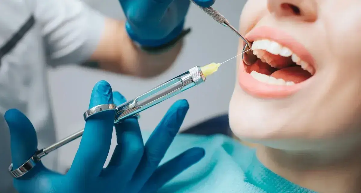 Dentysta podaje znieczulenie, aby ulżyć w bólu. Zastanawiasz się, ile trzyma znieczulenie u dentysty?