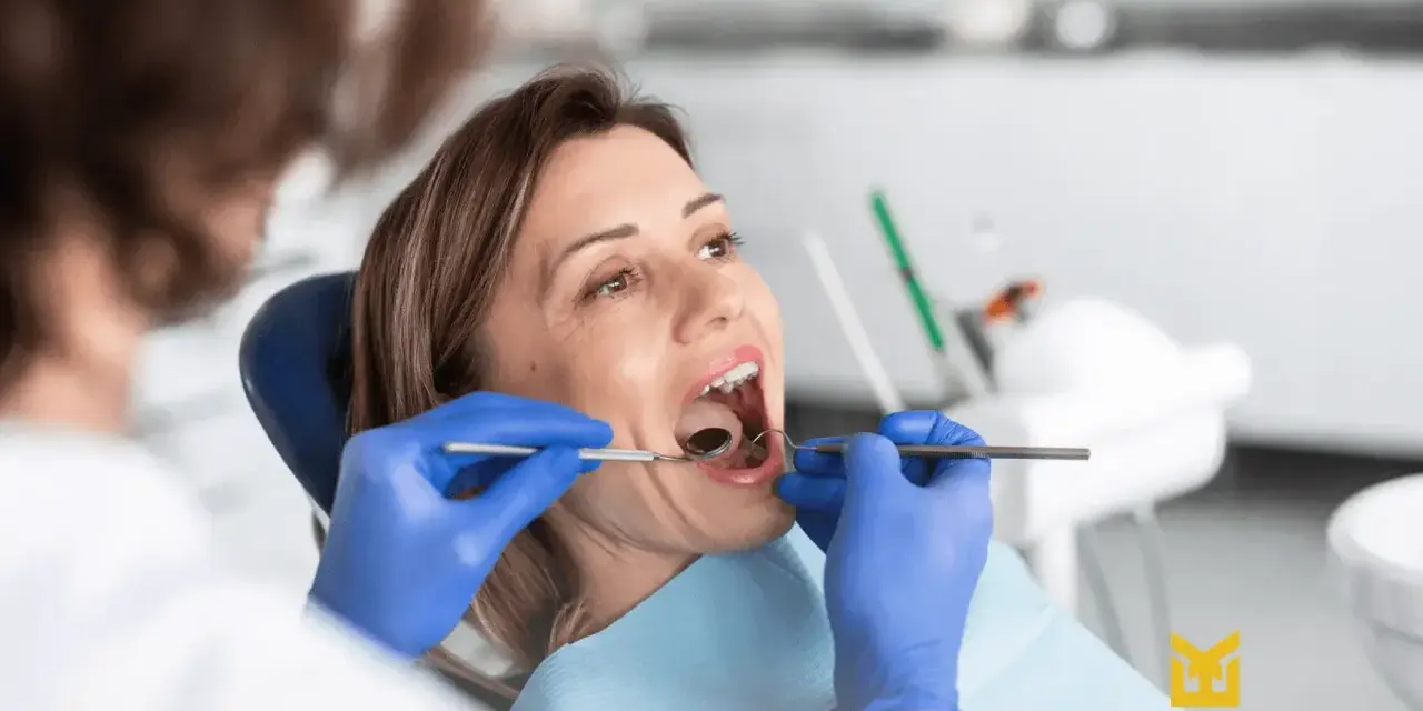 Kobieta w 3 trymestrze ciąży z bólem zęba u dentysty.