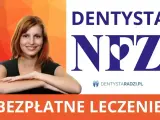 Uśmiechnięta kobieta z rudymi włosami, obok logo "DENTYSTA NFZ". Bezpłatne leczenie, gdy z bólem zęba w nocy.