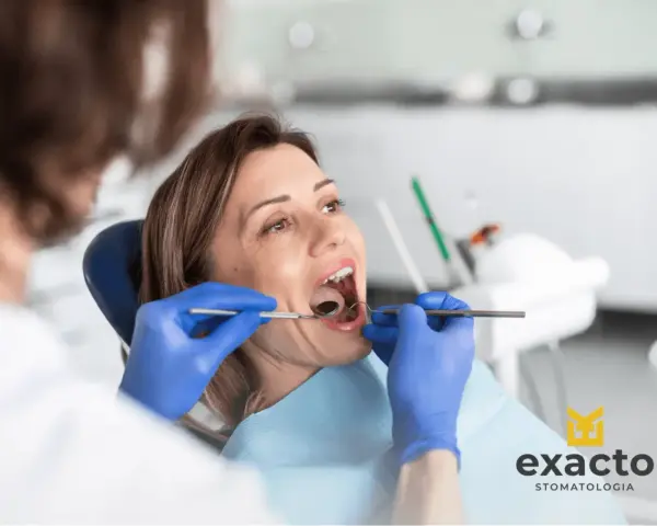 Kobieta w 3 trymestrze ciąży z bólem zęba u dentysty.