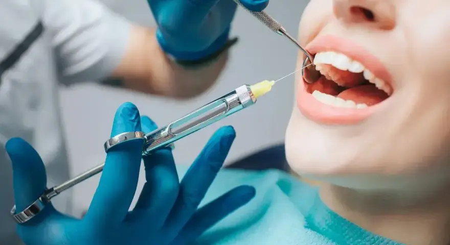 Dentysta podaje znieczulenie, aby ulżyć w bólu. Zastanawiasz się, ile trzyma znieczulenie u dentysty?