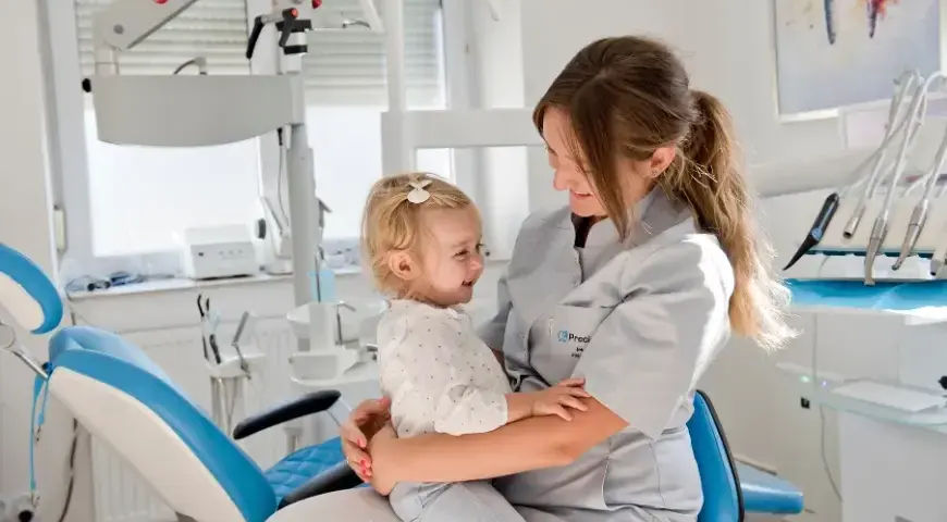 Kiedy z dzieckiem do dentysty? Klucz do zdrowego uśmiechu bez stresu
