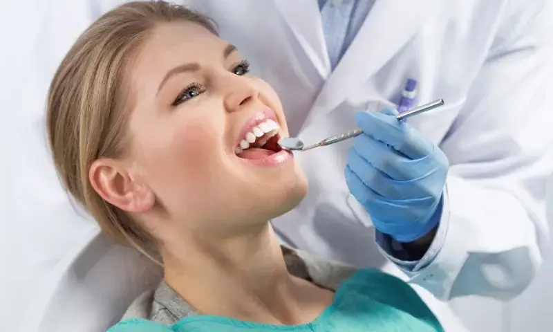 Twoje szkliwo słabnie? Wzmocnij zęby domowo i u dentysty!