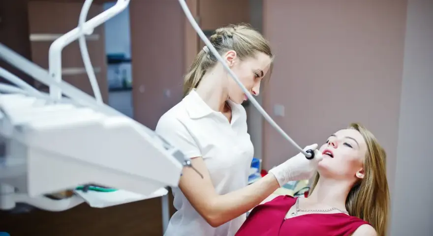 Dentystka usuwa próchnicę. Czy usuwanie próchnicy boli? Znieczulenie sprawia, że zabieg jest bezbolesny.