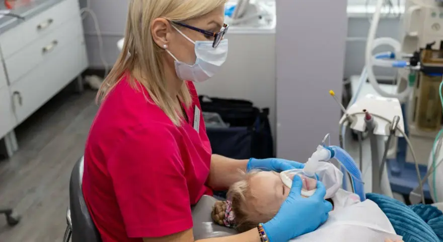 Znieczulenie u dentysty: Alergia czy strach? Rozpoznaj objawy!