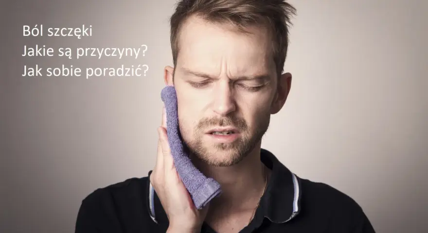 Mężczyzna z bólem ucha przy otwieraniu szczęki trzyma zimny okład na policzku.