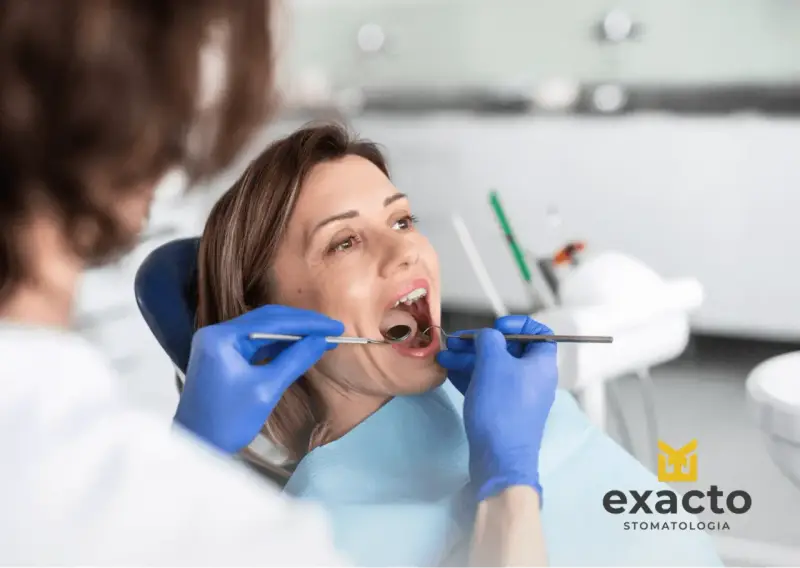 Kobieta w 3 trymestrze ciąży z bólem zęba u dentysty.